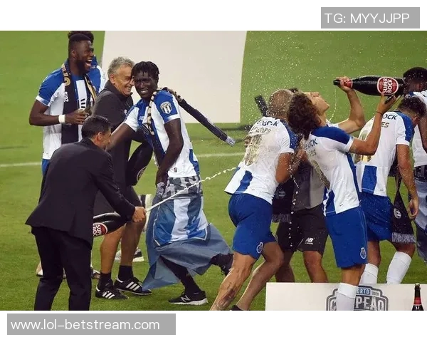 欧联杯惊天逆转波尔图6-2狂胜皇马引发全场震撼