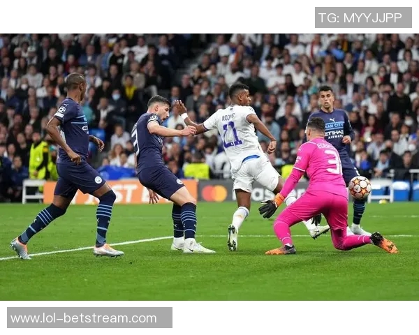 欧冠激战：利物浦与曼城平局后点球大战引发全场狂欢解析